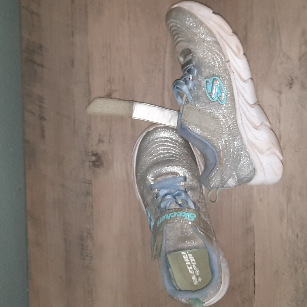 Sketches tennis shoes